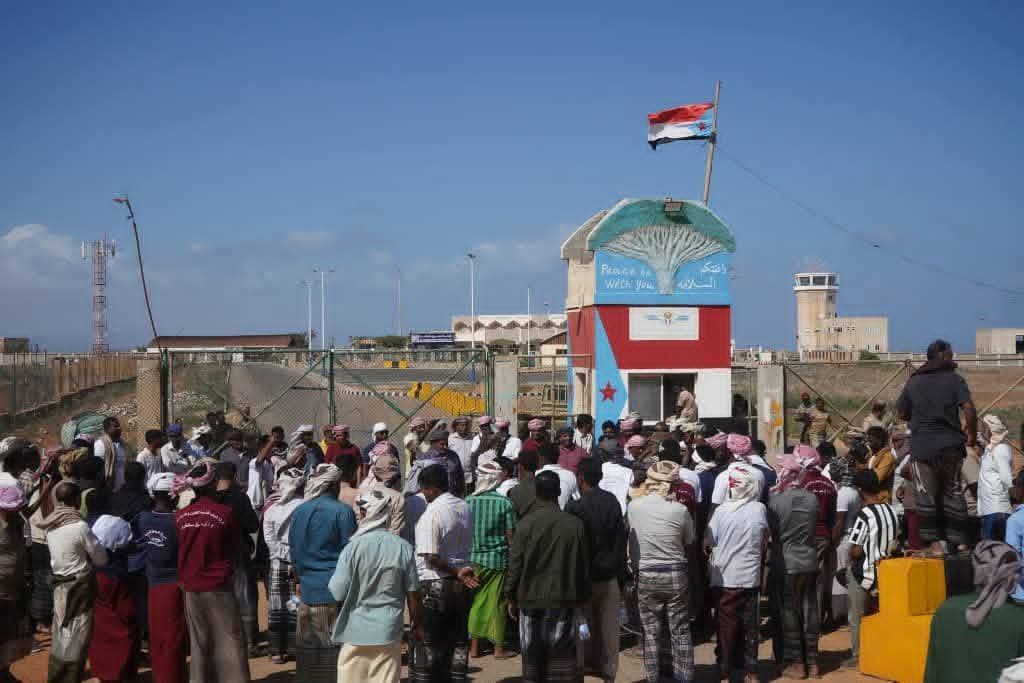 سقطرى.. الانتقالي يدفع أنصاره للتظاهر ضد القوات السعودية بعد توقف رحلة شركة إماراتية