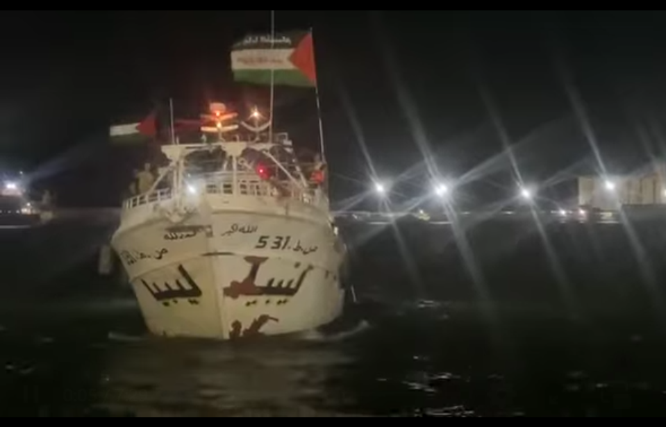3 مسيّرات تحلق فوق سفينة “عمر المختار” الليبية التابعة لأسطول الصمود