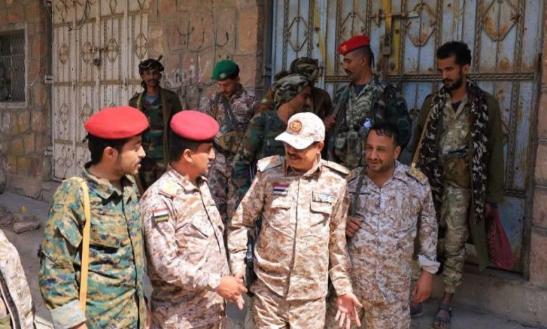 رئيس أركان محور تعز: معنويات المقاتلين العالية هي الصخرة التي تتحطّم عليها أوهام المليشيات
