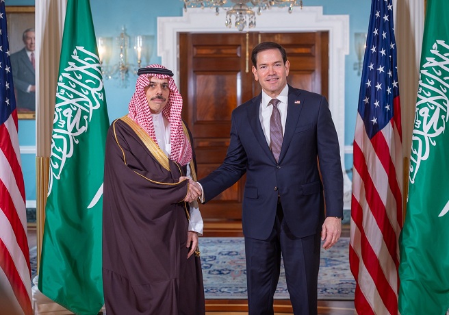واشنطن.. وزيرا خارجية أمريكا والسعودية يبحثان الأوضاع في اليمن وتأمين الملاحة في باب المندب