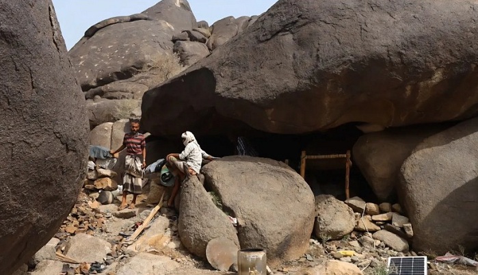 الحديدة.. الاعتداءات الحوثية على المناطق الآهلة بالسكان شمالي حيس تدفع بأكثر من 100 أسرة للنزوح