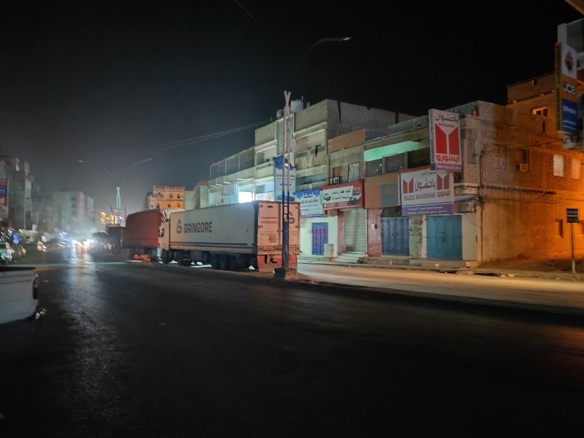 حضرموت.. مواطنون يمنعون مرور القواطر في المكلا احتجاجًا على انهيار الكهرباء 