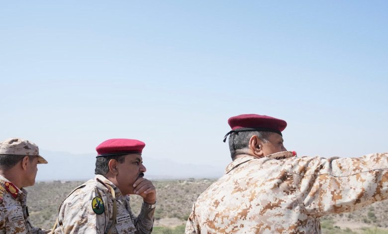 وزير الدفاع: جبهة الضالع نموذجًا في حشد الطاقات باتجاه العدو المشترك مليشيا الحوثي