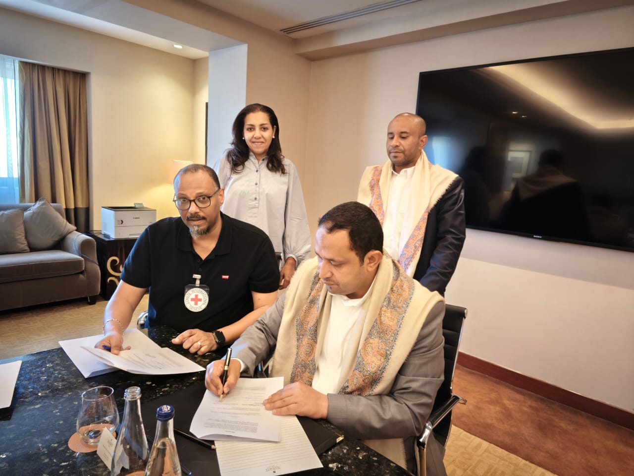 وفد الحكومة والحوثيين يوقعّان اتفاقًا في مسقط بشأن انتشال وتبادل الجثامين