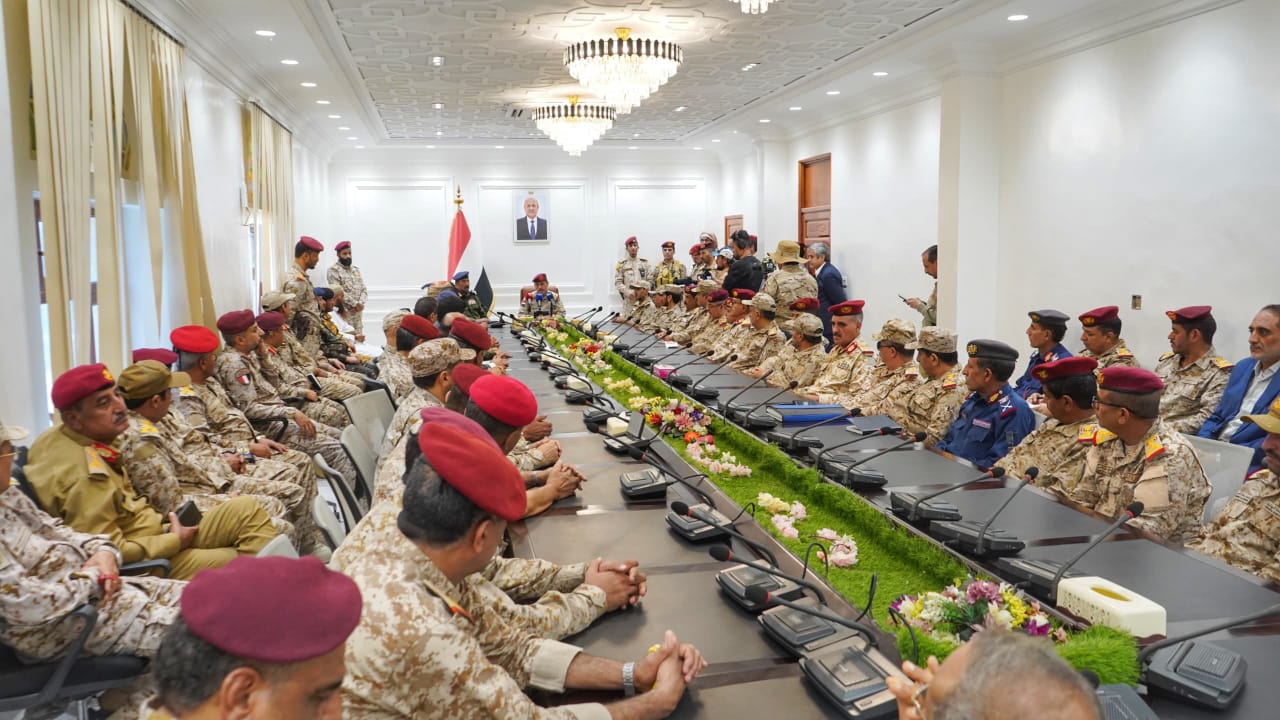 مأرب.. وزير الدفاع يعقد اجتماعًا موسعًا بقيادات عسكرية وأمنية ويشدد على رفع الجاهزية