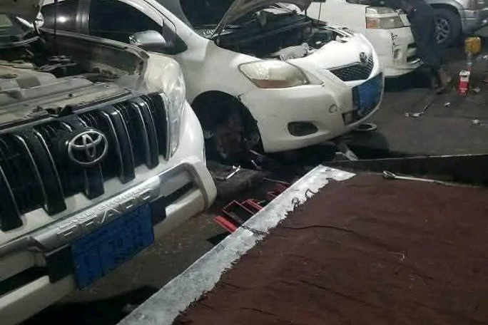 اليمن.. تعطل عشرات المركبات نتيجة وقود رديء أعيد ضخه للأسواق في مناطق سيطرة الحوثيين