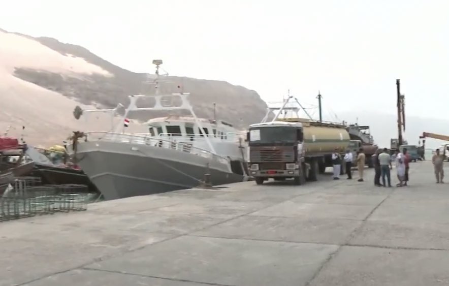 سقطرى.. تعطيل رافعة في الميناء قبل وصول سفينة وقود سعودية دعماً للمحافظة