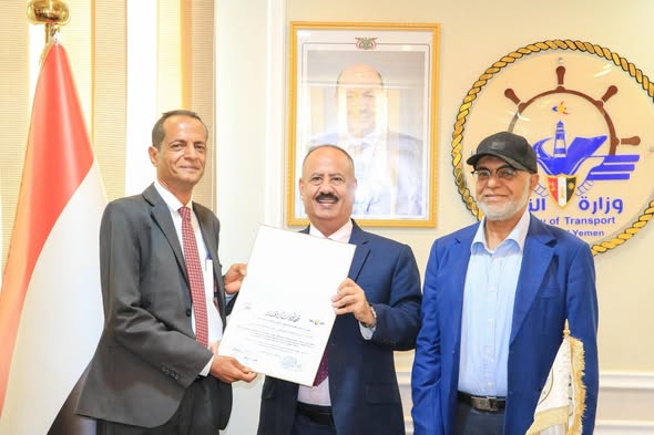 وزير النقل يكرّم مدير مطار الريان السابق ويكلفه بإدارة مطار مأرب