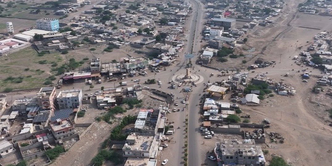 الحديدة.. مليشيا الحوثي تنهب منشآت طبية وإغاثية وبرامج إنسانية في الخوخة