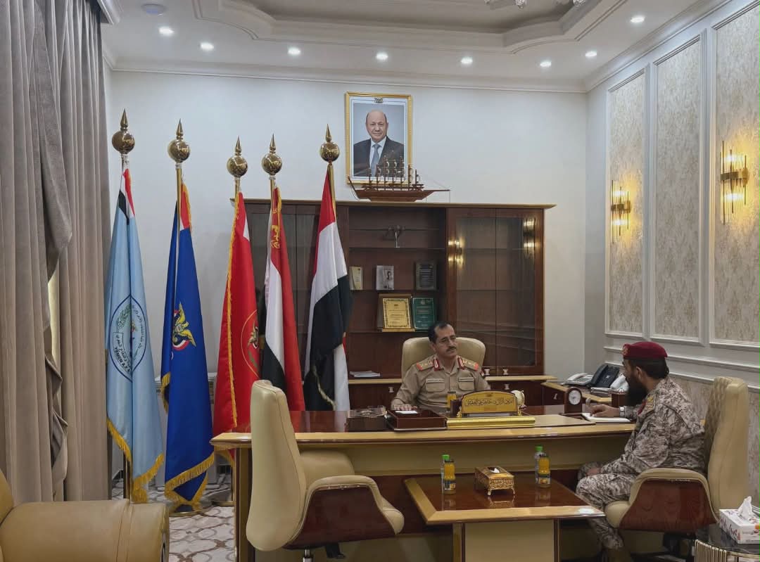 عدن.. وزير الدفاع وقائد المنطقة الرابعة يناقشان ترتيبات تعزيز الجاهزية العسكرية