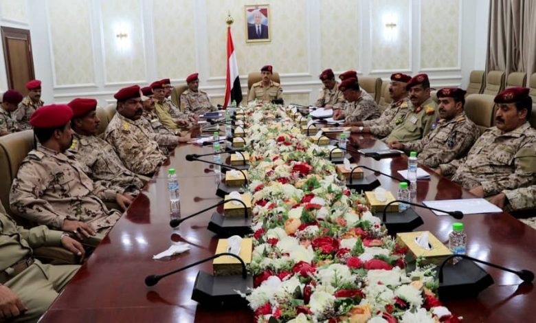 وزير الدفاع يوجه باستكمال قطع البطاقة الذكية لمنتسبي الوزارة بأسرع وقت