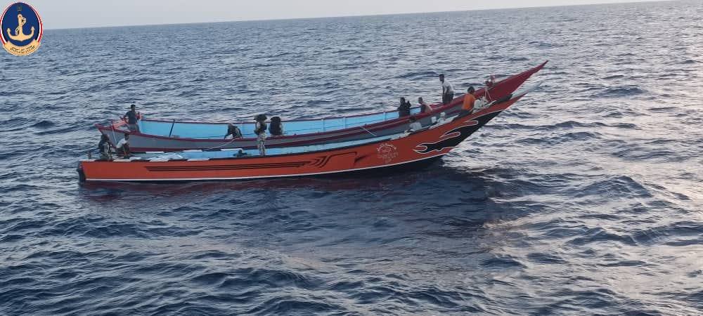 خفر السواحل اليمني يضبط قاربين مشتبهين بتهريب بشر وممنوعات