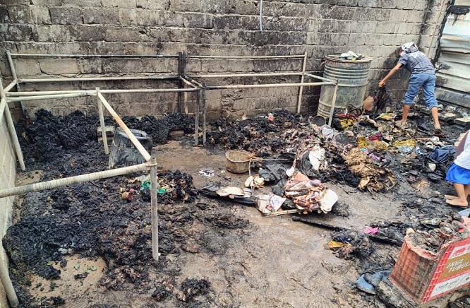 حريق يلتهم منزل نازح في مدينة الخوخة جنوبي الحديدة