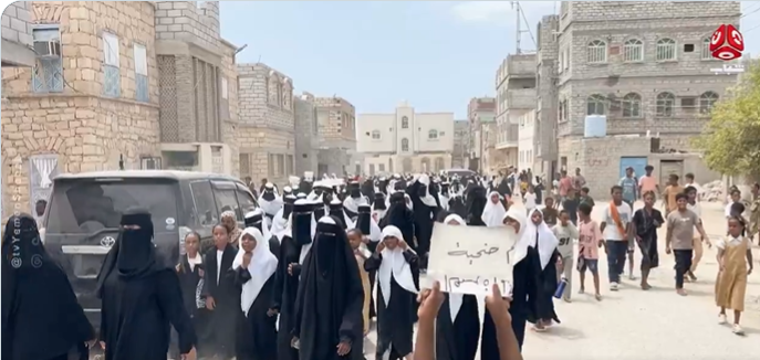 حضرموت.. طلاب وأولياء أمور في المكلا يحتجون تضامناً مع معلمي مجمع خالد للبنات