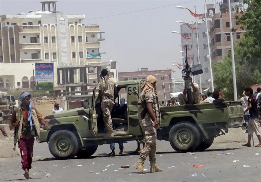 عدن.. اندلاع اشتباكات بين الحزام الأمني ومسلحين في الشيخ عثمان 