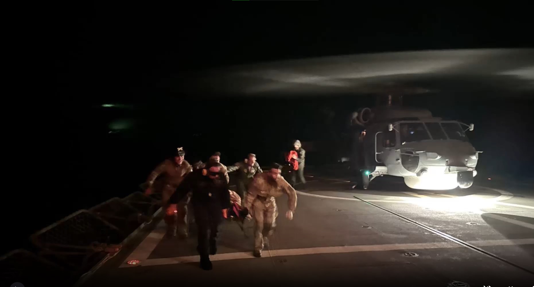 صورة ملتقطة من فيديو نشرته "إسبيدس" لعملية انقاذ في السفينة الهولندية في خليج عدن