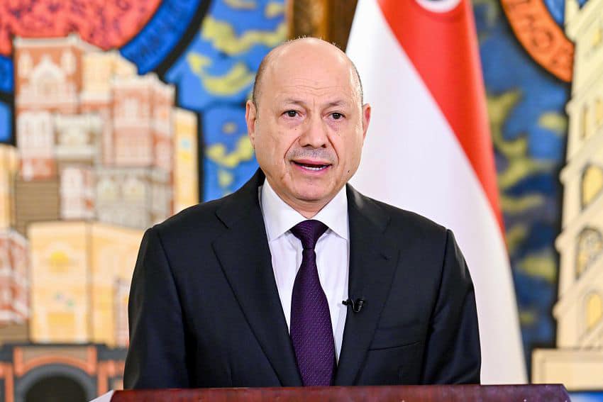 "العليمي" يعلن نجاح استلام المعسكرات وتشكيل لجنة عسكرية عليا لاستعادة مؤسسات الدولة