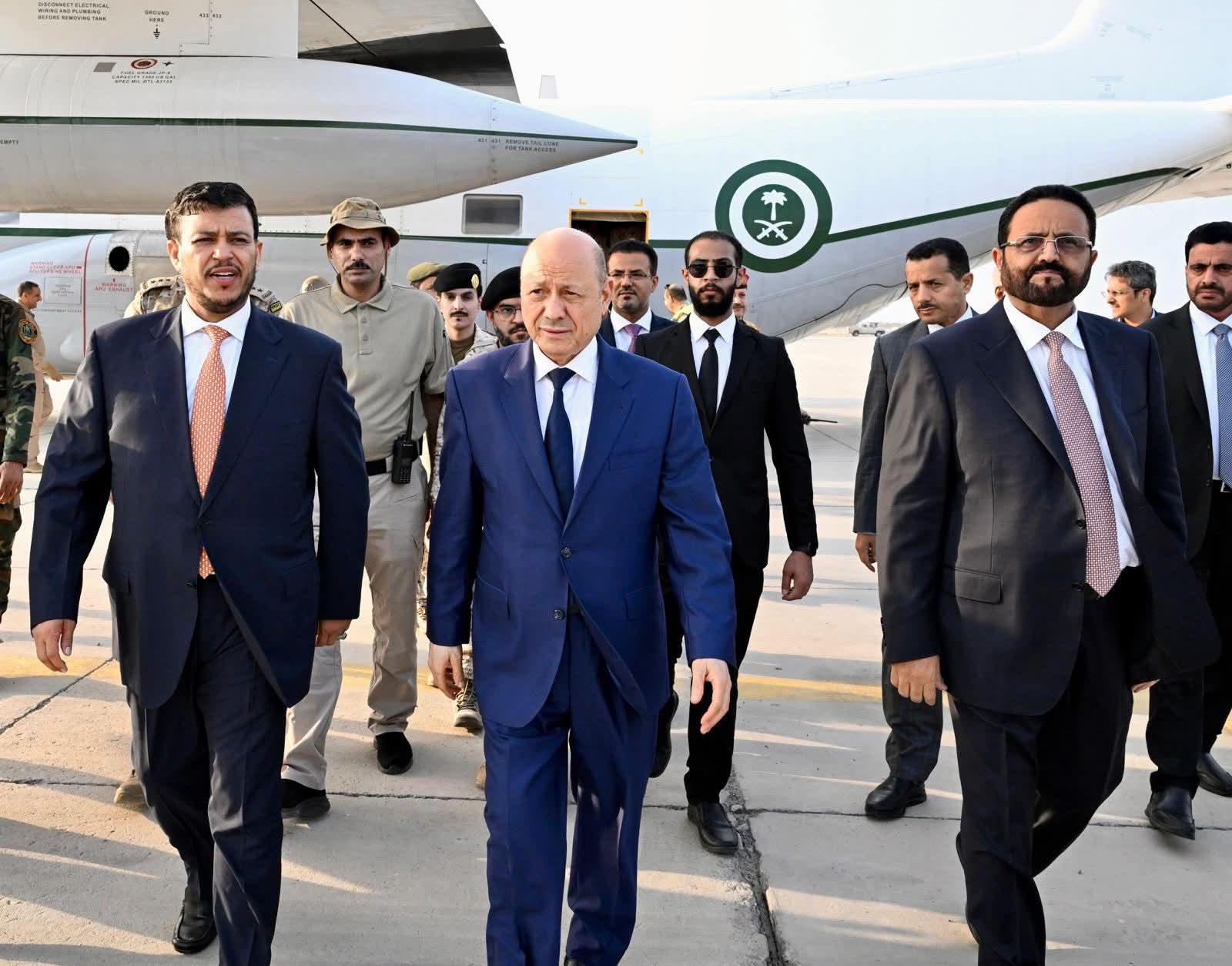 رئيس مجلس القيادة وعضوا المجلس العرادة والعليمي يعودون إلى عدن