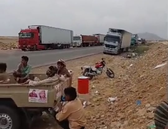 تفاهمات محلية في "حضرموت" تنهي احتجاز الشاحنات وتمنح مهلة للإفراج عن سجناء