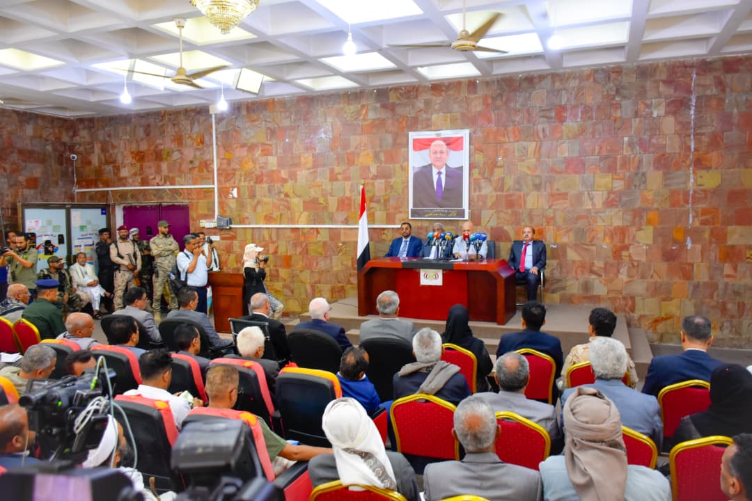 اللجنة الحكومية تناقش في تعز أضرار السيول وتدعو لإعداد برنامج تعافٍ شامل