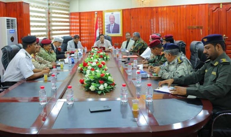 المهرة ترفع مستوى جاهزيتها الأمنية وتوجّه بتعزيز التنسيق بين وحداتها العسكرية
