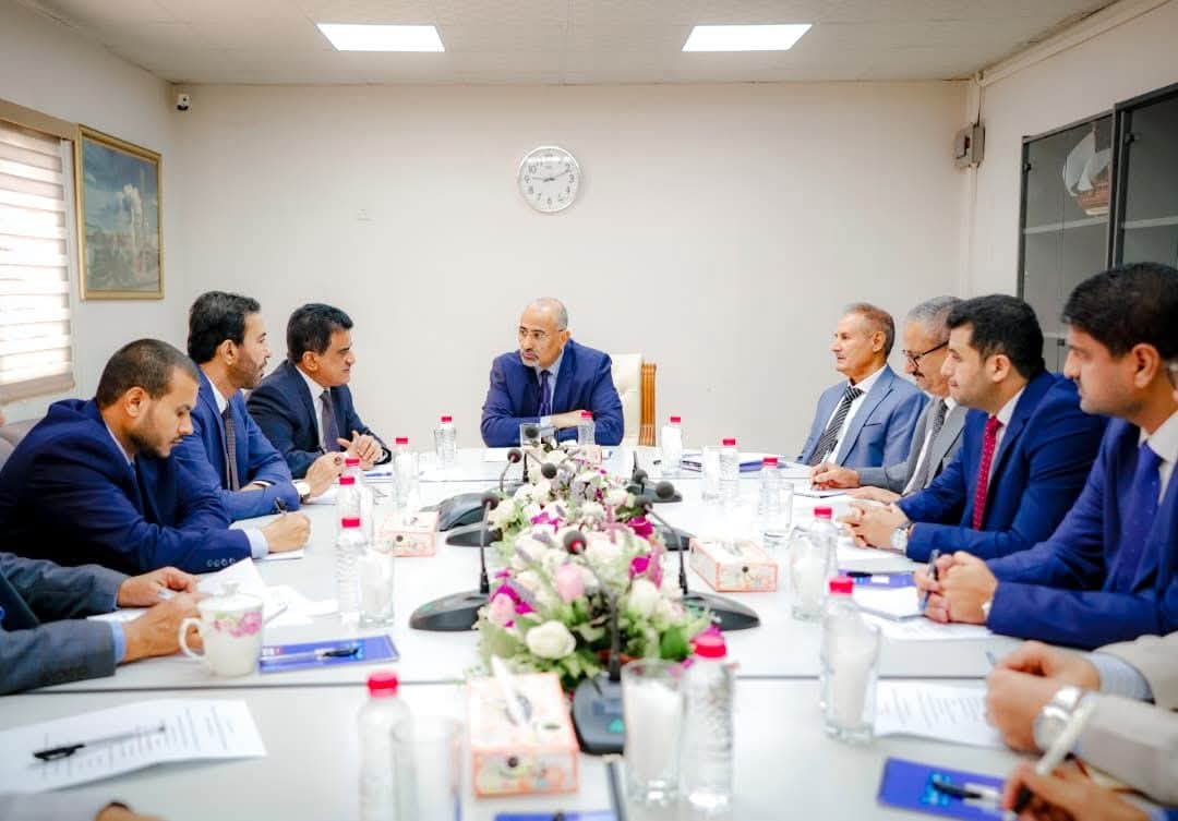 الزُبيدي يؤكد أولوية إعادة تشغيل مصفاة عدن بطاقة كاملة
