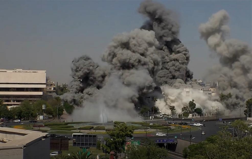 القصف الذي استهدف مبنى قيادة الأركان السورية في دمشق (الجزيرة)