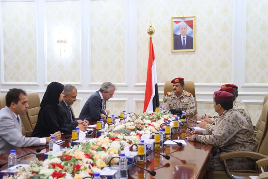 وزير الدفاع يبحث مع بعثة الصليب الأحمر التعاون المشترك في الجانب الإنساني