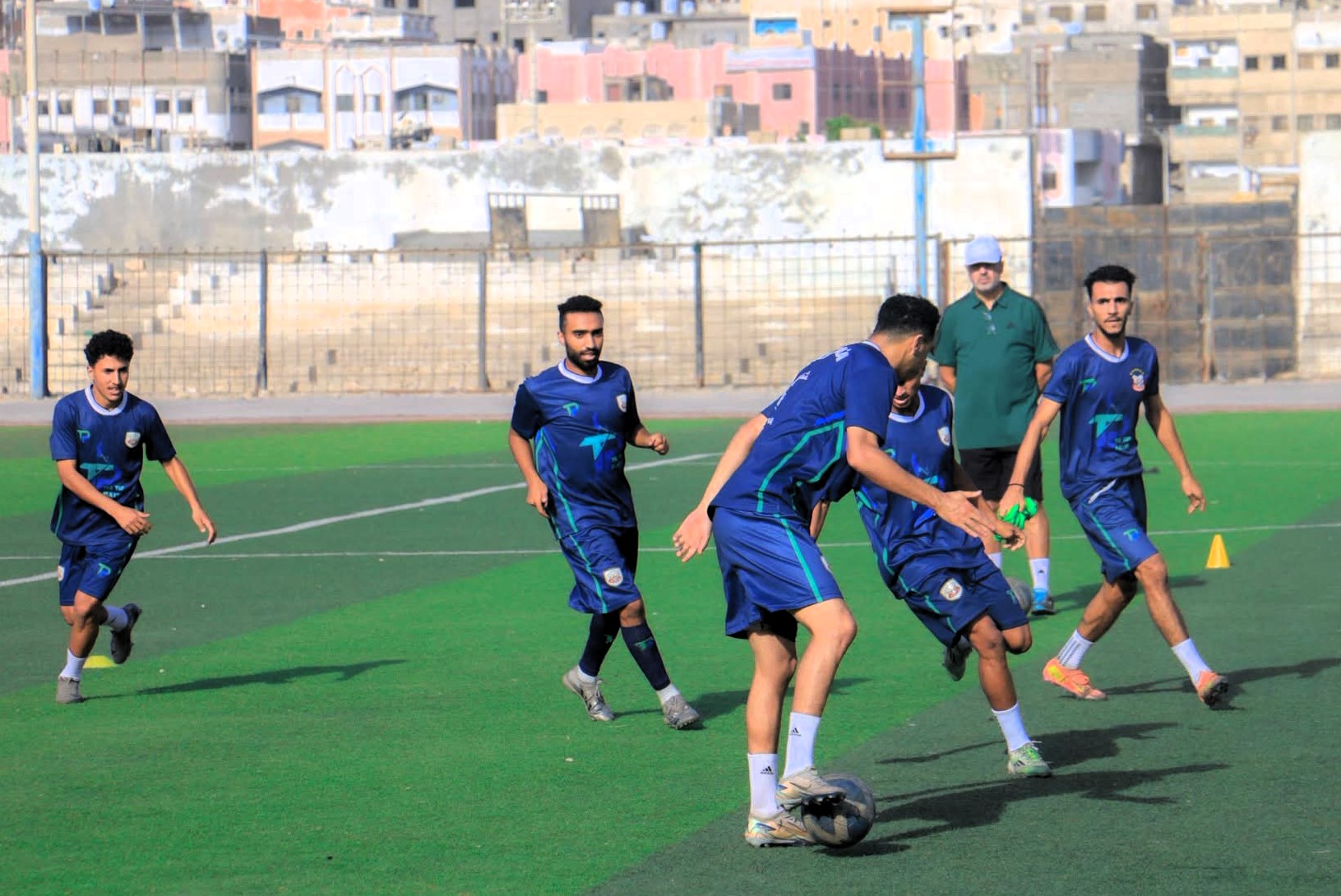لاعبو أهلي صنعاء خلال التدريبات بمدينة المكلا