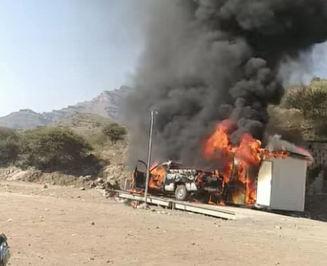 الضالع.. مواطن يحرق سيارته احتجاجًا على فرض مليشيا الحوثي جبايات جديدة في دمت