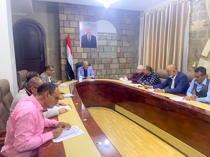 محافظ تعز يوجّه بتشكيل لجنة لإعداد خطة لمواجهة أزمة المياه واتخاذ التدابير اللازمة