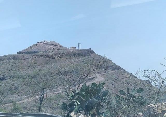 إب.. الحوثيون يُعززون تواجدهم العسكري في حصن جبل الأخطور بالسياني ويختطفون عدداً من أعيان المنطقة