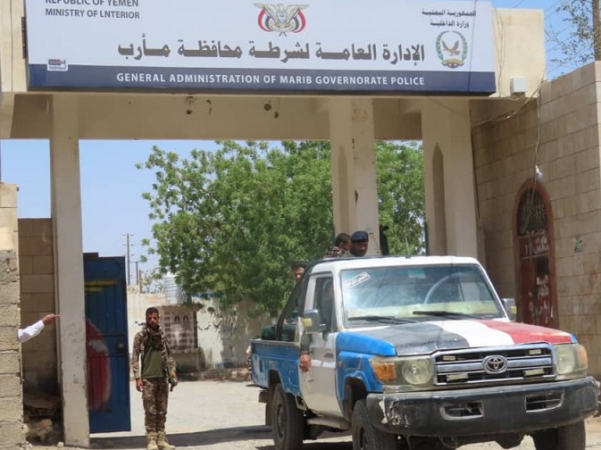 شرطة مأرب تُلقي القبض على متهمين باغتيال ضابط في الجيش اليمني