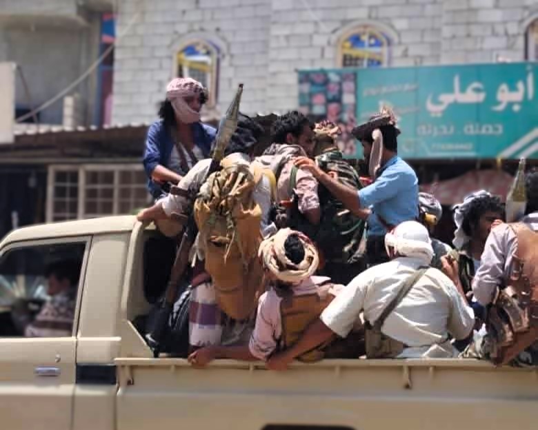 تعز.. قبائل الوازعية تسلم المتهم أحمد سالم حيدر للمنطقة العسكرية الرابعة