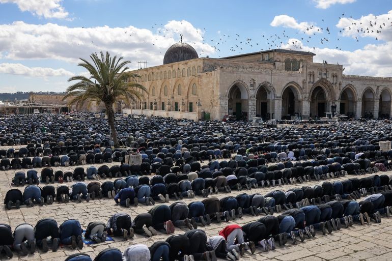 100 ألف مصلٍ في المسجد الأقصى بالجمعة الثانية من رمضان رغم تشديدات الاحتلال