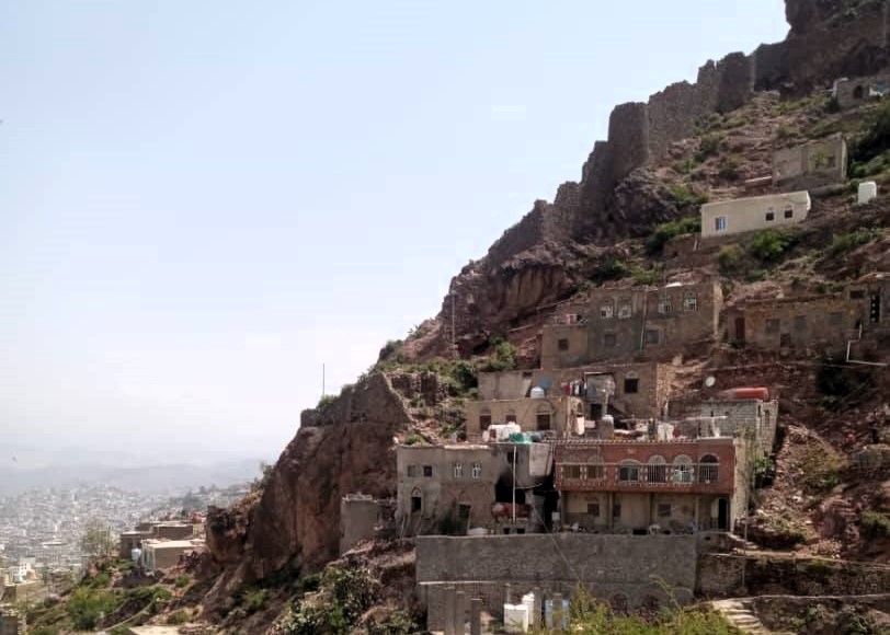 تعز.. الدفاع المدني يحذر من انهيارات صخرية تهدد 15 منزلاً غرب قلعة القاهرة