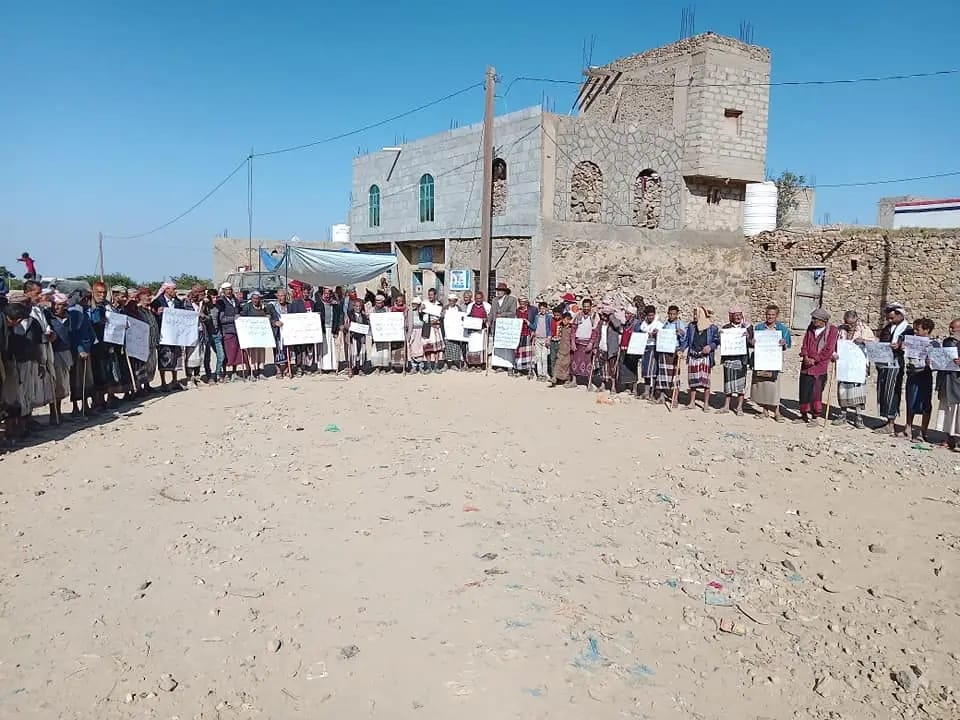 تعز... وقفة احتجاجية في مشرعة وحدنان رفضًا لقرار وقف المساعدات الغذائية