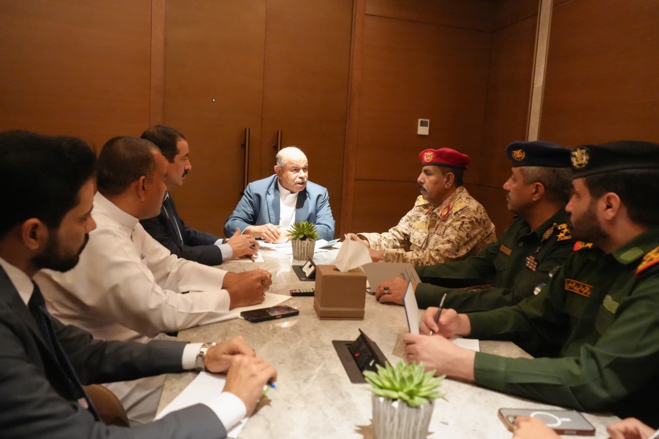 الخنبشي يؤكد على رفع مستوى التنسيق وتوحيد الجهود الأمنية والعسكرية بحضرموت