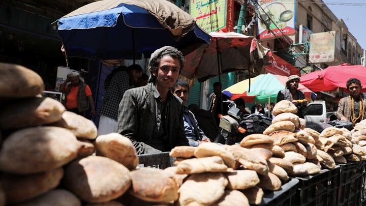 هكذا استقبل اليمنيون رمضان في صنعاء: أسواق خالية وبضائع متكدسة وأيدٍ معدمة