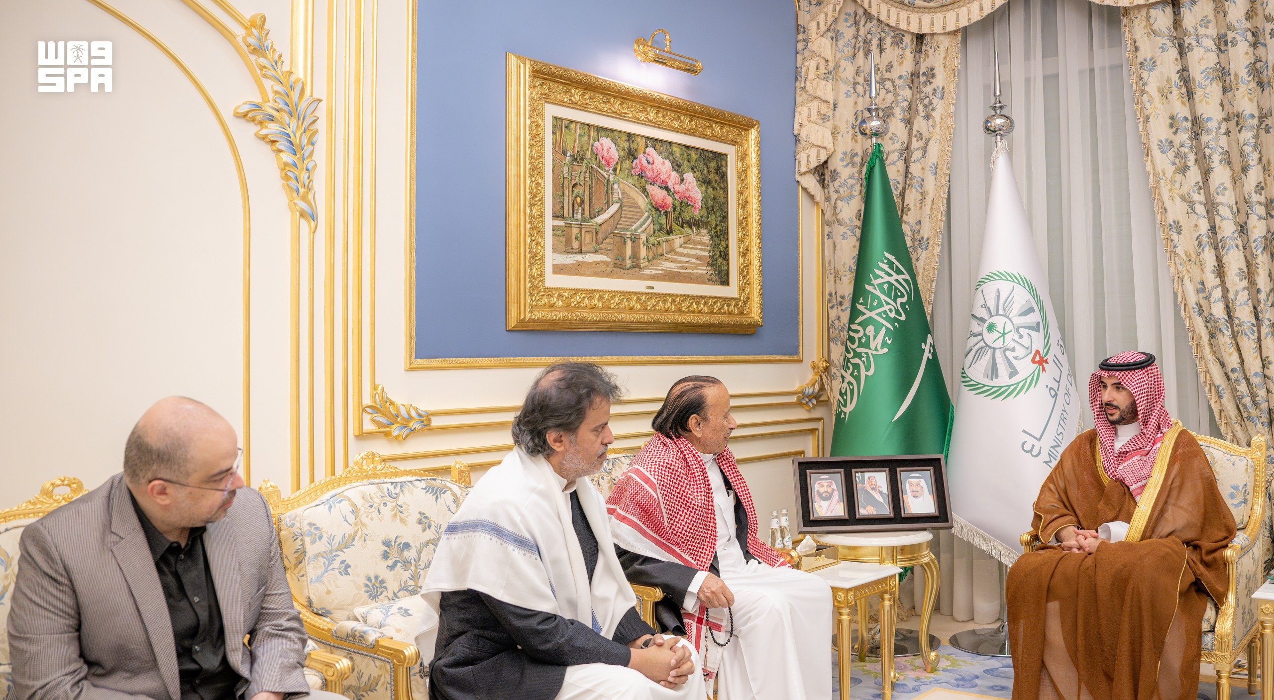 وزير الدفاع السعودي ينقل تعازي قيادة المملكة لأسرة الرئيس اليمني السابق