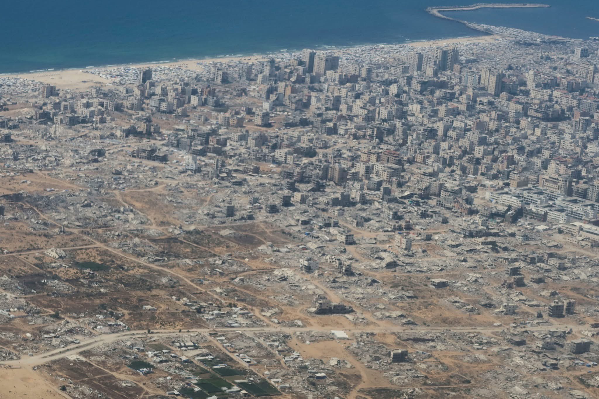 حظرت تصوير غزة من الجو.. إسرائيل تريد طمس الحقيقة أثناء إسقاط المساعدات