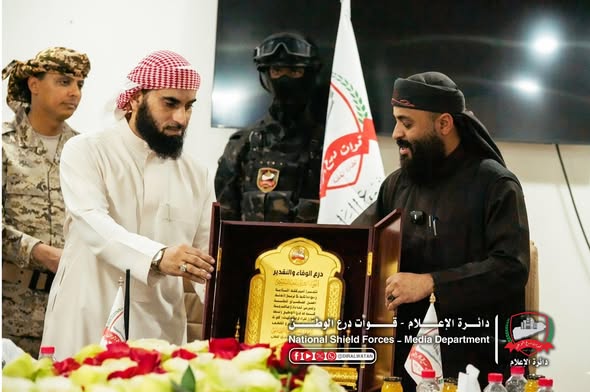 قيادة قوات درع الوطن تقيم مراسم استلام وتسليم بين قيادتها في عدن