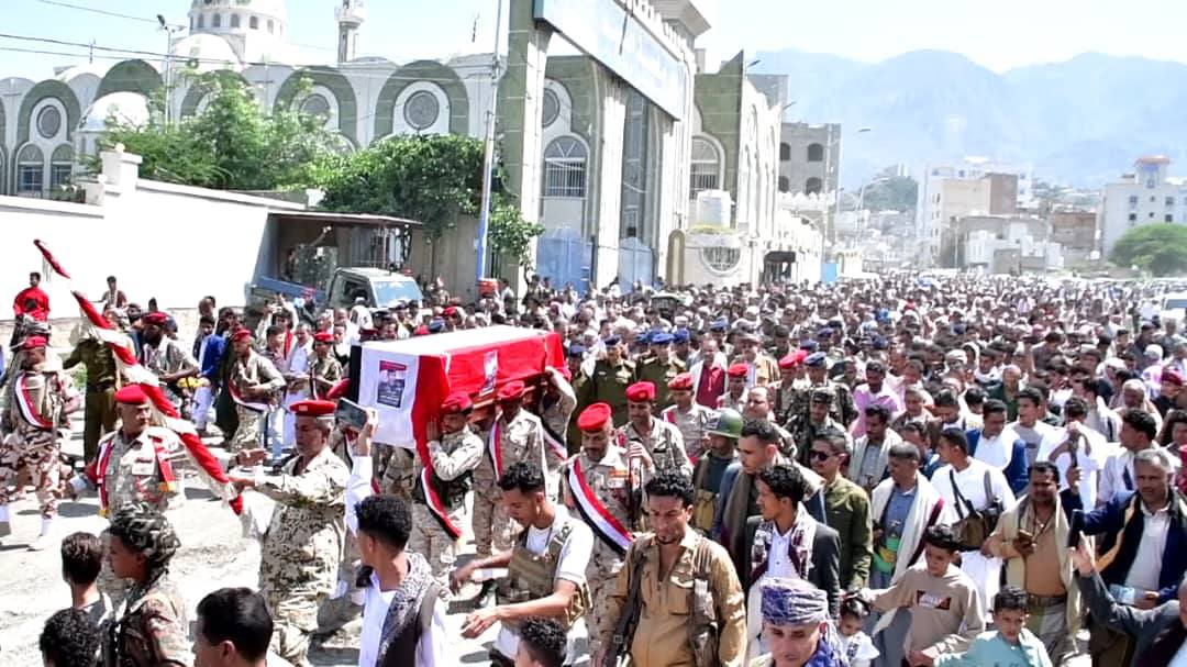 تعز تشيّع جثمان العقيد عبدالله النقيب في موكبٍ مهيبٍ 