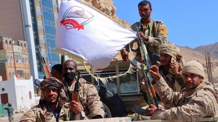 قوات درع الوطن تتسلم النقاط الأمنية بالمنافذ الرئيسية في عدن