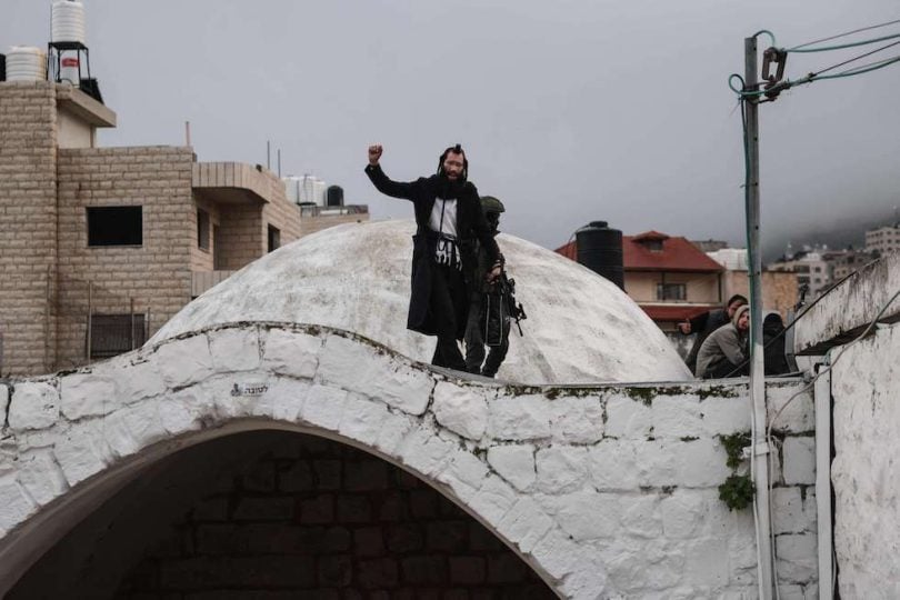 مستوطنون يؤدون صلاة في نابلس للمرة الأولى منذ 25 عاما وآخرين يقتحمون المسجد الأقصى 