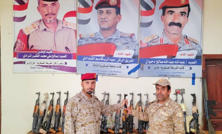 قائد الشرطة العسكرية بـ"مأرب" يسلّم مضبوطات من الأسلحة للمنطقة العسكرية السادسة