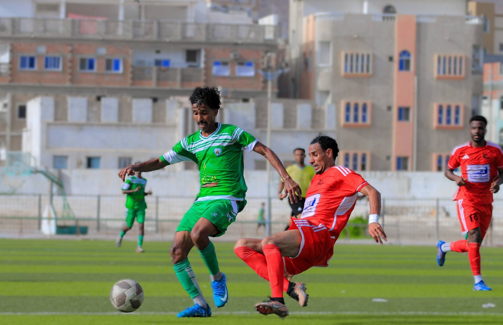نادي المكلا يخطف انتصارًا في الوقت القاتل ويواصل التحليق بصدارة الدوري