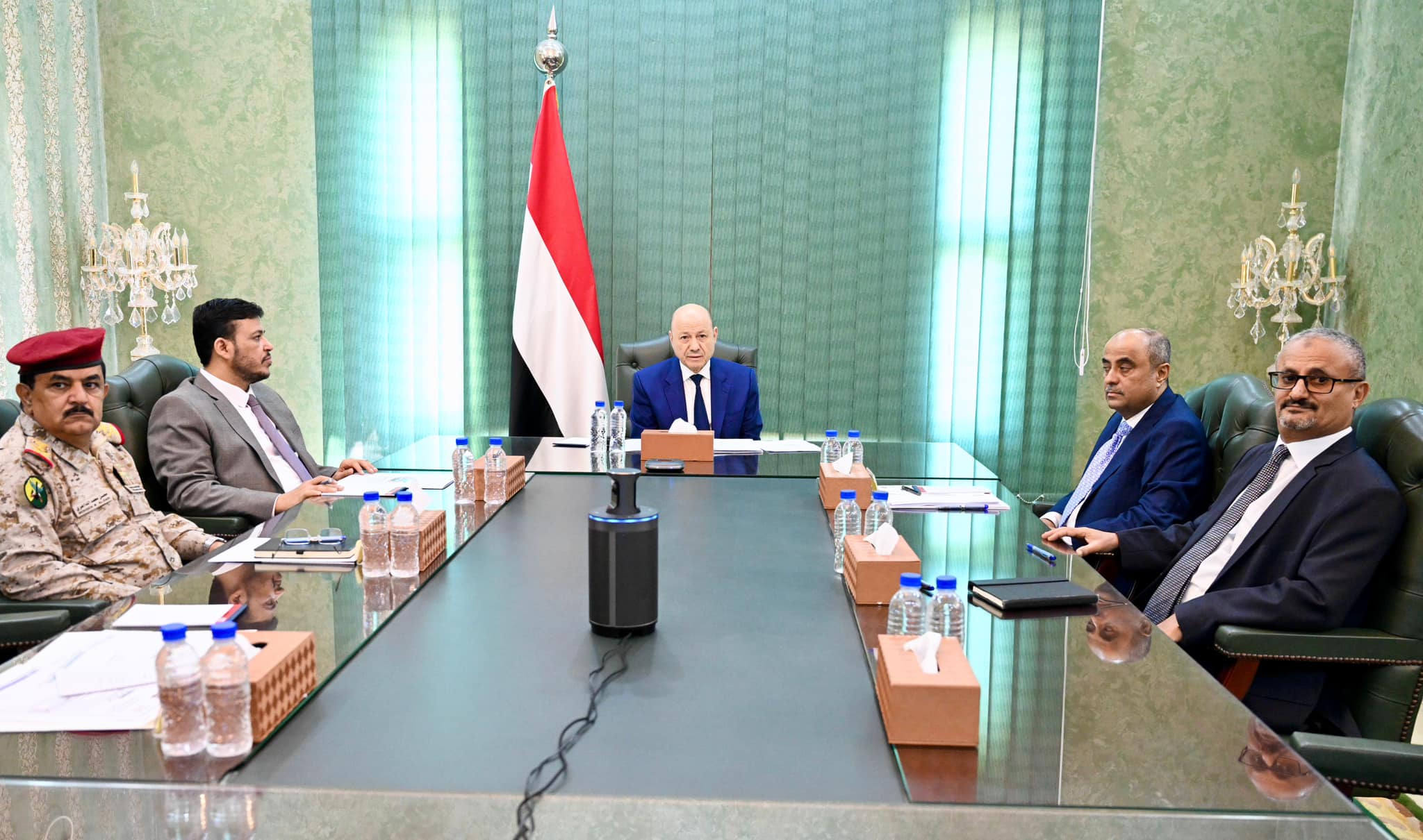 مجلس القيادة يجدد دعمه الكامل للإصلاحات الحكومية ويشيد بجاهزية القوات المسلحة والأمن