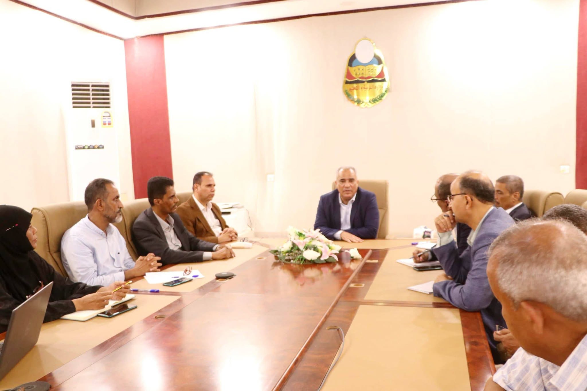 التربية تعتمد الطالبة السورية الأولى على المهرة وتعيد امتحان 386 طالباً في لحج