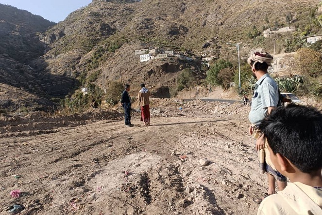 إب.. مليشيا الحوثي تشرع في تجهيز مكب للنفايات في ميتم وسط رفض شعبي